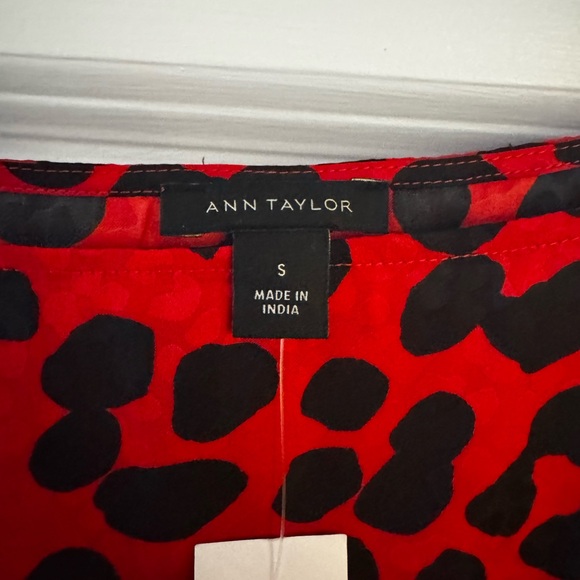 Ann Taylor Red Leopard Print Women's Top - Picture 3 of 3